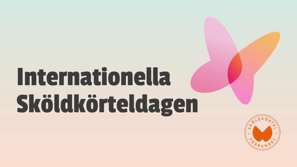 Internationella sköldkörteldagen i svart text på ljust färgad bakgrund och en rosa och orange fjäril.